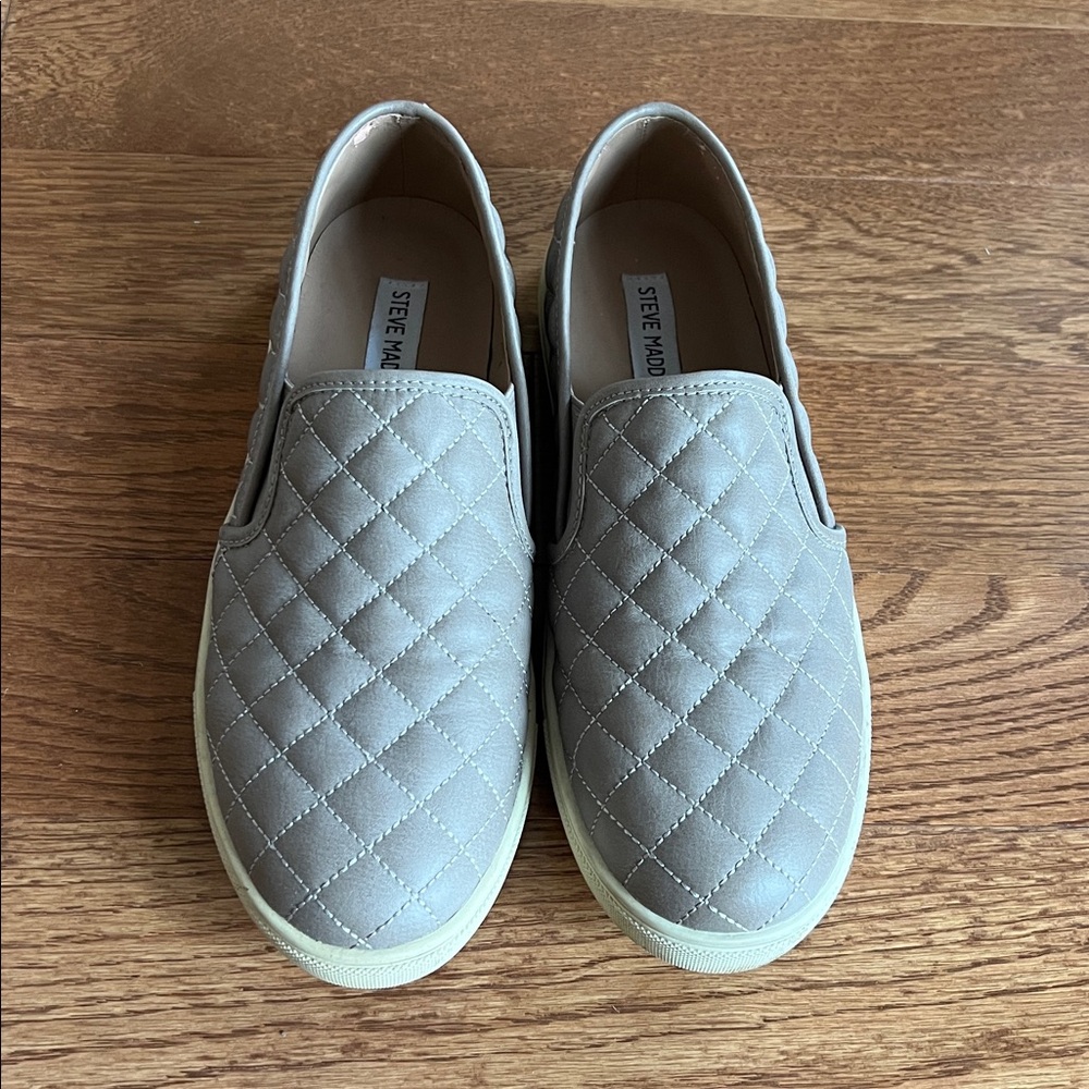 Steve Madden Ecentrcq tan taupe size 9.5 quilted slip on shoes